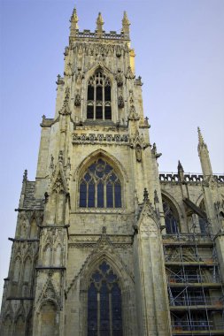 York Minster, Kuzey Avrupa 'nın en büyük Ortaçağ Gotik Katedrali olup dünyanın en büyük ortaçağ vitrinine sahiptir..