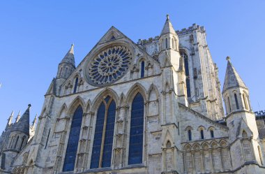 York Minster, Kuzey Avrupa 'nın en büyük Ortaçağ Gotik Katedrali olup dünyanın en büyük ortaçağ vitrinine sahiptir..