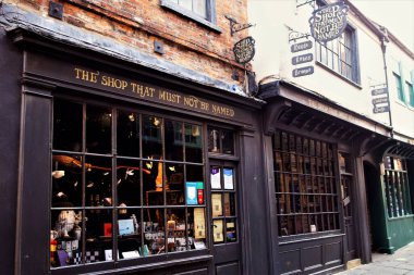 Kargaşa, York, Kuzey Yorkshire, İngiltere 'de dünyaca ünlü bir sokaktır. İçinde 14. yüzyıla dayanan ve caddenin üzerinde asılı kereste çerçeveli binalar bulunan büyüleyici listelenmiş binalar var..