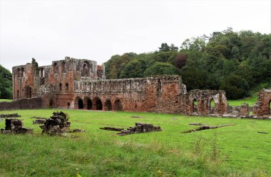 Furness Abbey artık halka açık. Furness Abbey, Manor Road, Barrow-in-Furness, Cumbria, İngiltere, 6 Ağustos 2020.