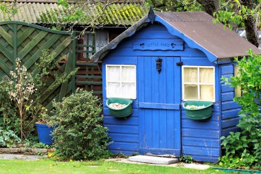 Grays, Essex 'te bir bahçede, parlak mavi bir çocuk ini..