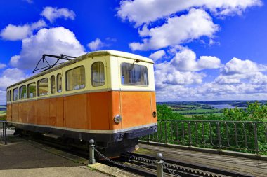 Langres surları, ihtişamlı görüşler ve ilgi noktaları sunar ve Avrupa 'nın en uzun ömürlüsüdür..