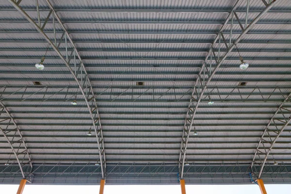 Estructura del techo de acero. Bombilla de luz de luna. Estructura de acero con techo —  Fotos de Stock