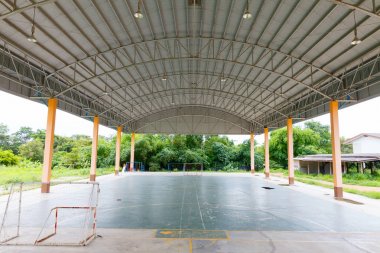 Çelik çatı yapısı. Ay ışığı ampulü. Çatılı çelik yapı 