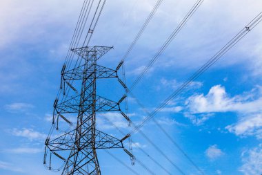 Sunset Arka Plan üzerinde Yüksek gerilim sonrası veya Yüksek gerilim kulesi.