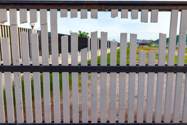 Zaun aus zerbrochenem oder beschädigtem Holz, Tür beschädigt. — Stockfoto