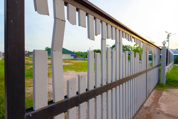 Clôture en bois cassé ou endommagé, La porte est endommagée . — Photo