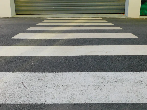 Weiße Linie, Gehweg über die Straße, Straße für Gehweg. — Stockfoto