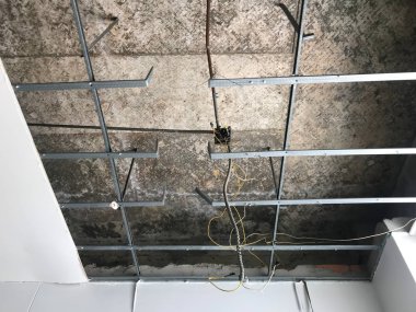 Tavan panelleri evin çatısında delik hasarlı. Tavan bro olduğunu