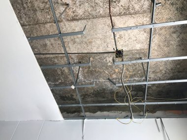 Tavan panelleri evin çatısında delik hasarlı. Tavan bro olduğunu