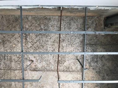 Tavan panelleri evin çatısında delik hasarlı. Tavan bro olduğunu