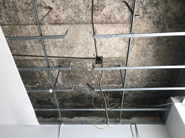Stropní panely zničené díry ve střeše domu. Strop je brácho — Stock fotografie