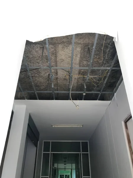 Panele sufitowe uszkodzony otwór w dachu domu. Sufit jest bro — Zdjęcie stockowe