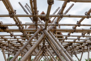 Bambu kulübeleri yapısı. Bambu kulübesi. Yaşayan bambu kulübeleri. TH
