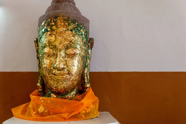 Statue de Bouddha d'or Situé dans le temple d'Ayutthaya, Thaïlande — Photo