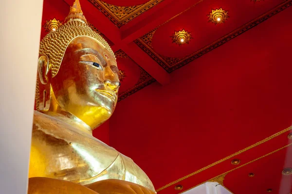 Goldene Buddha-Statue im Tempel von Ayutthaya, Thailand — Stockfoto