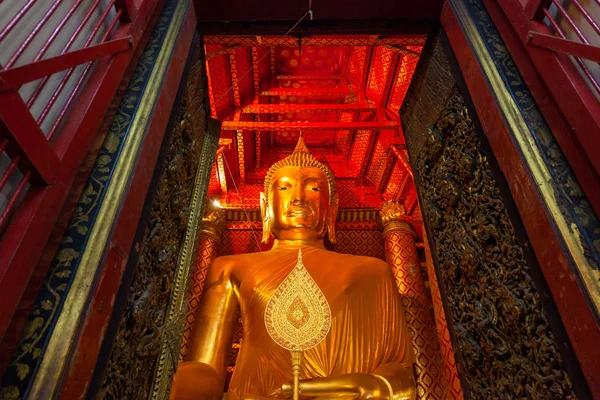 Goldene Buddha-Statue im Tempel von Ayutthaya, Thailand — Stockfoto