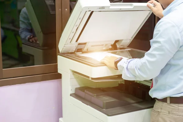 Los hombres presionan el botón de la fotocopiadora. Hombre copiando papel de Foto — Foto de Stock