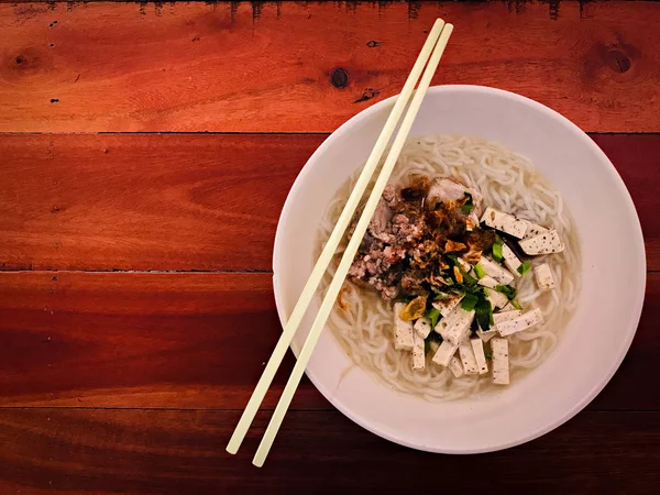 Смачний в'єтнамський суп з локшиною — стокове фото