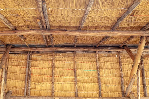 Estrutura de telhado de bambu tradicional. Telhado feito com folhas. Retroceder — Fotografia de Stock