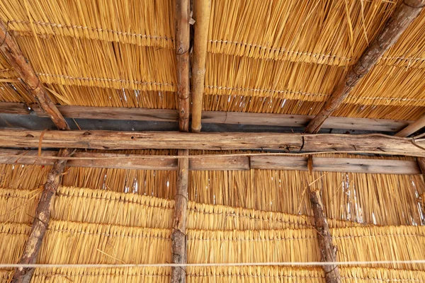 Hagyományos bambusz tetőszerkezet. Tető készült levelek. Háttérben — Stock Fotó