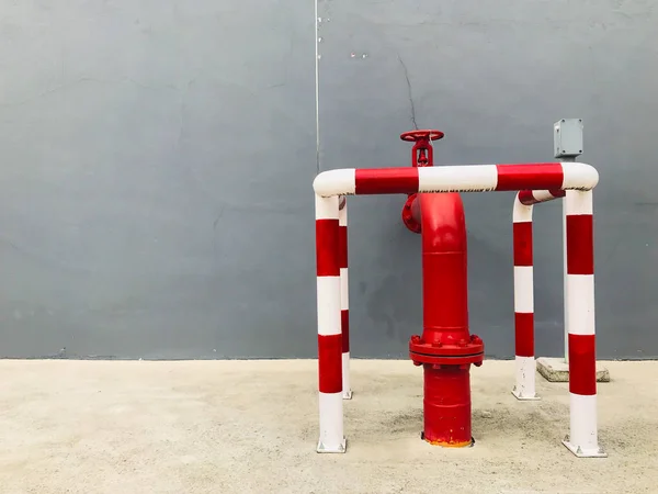 Hidrante de fuego fijado y custodiado por tubos de acero pintados de blanco — Foto de Stock