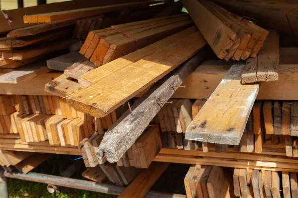 Ahşap Kenarlı tahta. inşaat için kesilmiş ahşap kazık.