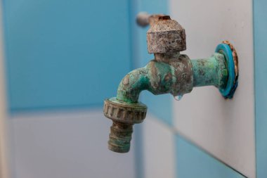 Banyoda eski paslı su musluğu. Musluk suyu. Th pas lekeleri