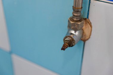 Banyoda eski paslı su musluğu. Musluk suyu. Th pas lekeleri