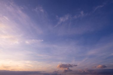 Bulut ve mavi gökyüzü, hava iyi bir gün arka plan var. Günbatımı.