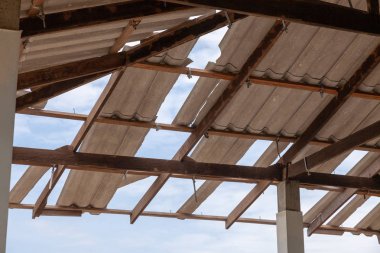 Çatı kiremitlerinin yapısı. çatı fırtınadan zarar gördü.