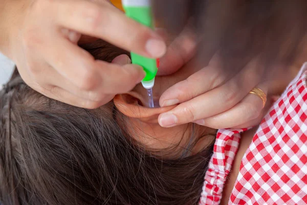 La madre cogió la oreja de la hija . — Foto de Stock