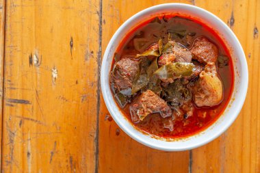 Tahta bir masada lezzetli domuz körisi. Ahşap bir ta Tay gıda