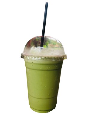 Beyaz arka plan üzerinde izole plastik fincan buzlu yeşil çay latte.
