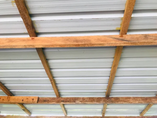 Construcción de techos de madera. uso de madera para construir techos de zinc structu — Foto de Stock