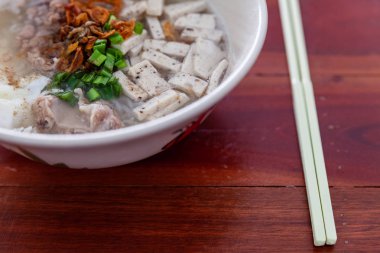 Tahta masadaki erişte. Lezzetli erişte, Tayland yemeği menüsü..