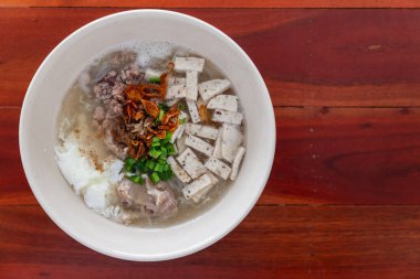 Tahta masadaki erişte. Lezzetli erişte, Tayland yemeği menüsü..