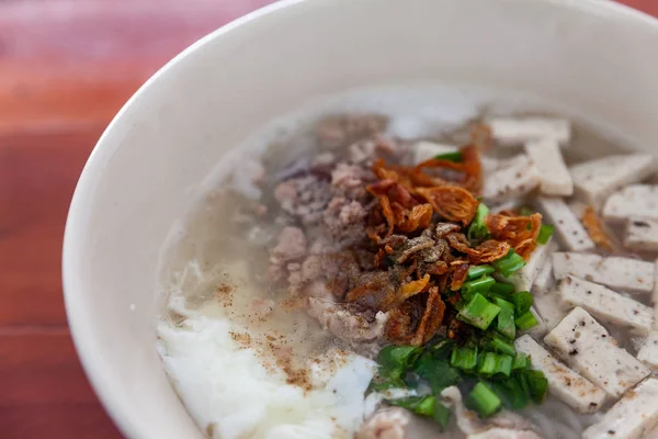 나무 탁자 위의 국수. 맛있는 국수, 태국 음식 메뉴. — 스톡 사진