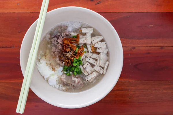나무 탁자 위의 국수. 맛있는 국수, 태국 음식 메뉴. — 스톡 사진