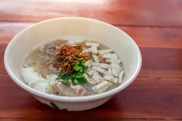 나무 탁자 위의 국수. 맛있는 국수, 태국 음식 메뉴. — 스톡 사진