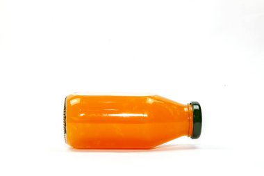 Cam şişede portakal suyu Beyaz bir arka plan üzerinde izole.