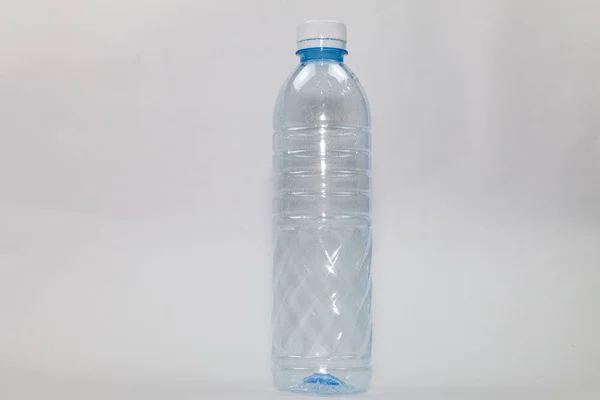 Bouteille d'eau vide isolée sur fond blanc. bouteille en plastique . — Photo