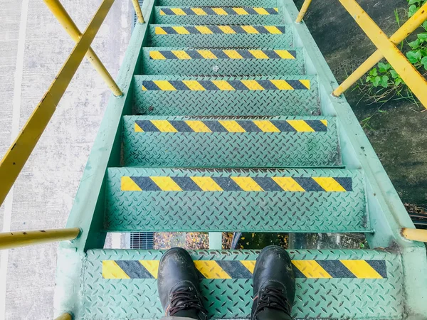 Pasarela de la escalera. Escaleras de suelo de lija antideslizante. escalera. —  Fotos de Stock