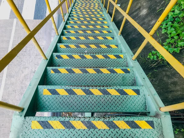 Treppenaufgang. rutschfeste Schleifpapier-Fußbodentreppen. Treppe — Stockfoto