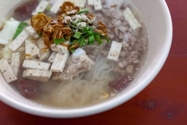Tahta masadaki erişte. Lezzetli erişte, Tayland yemeği menüsü..