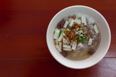 Tahta masadaki erişte. Lezzetli erişte, Tayland yemeği menüsü..