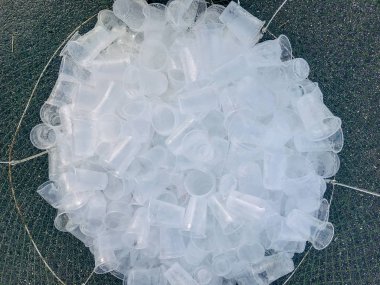 Çöpte plastik bardak, içme suyu için plastik cam.,