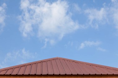 Galvanizli çatıyı kapatın. Kırmızı, eski, kirli çatı. İnşaat eq