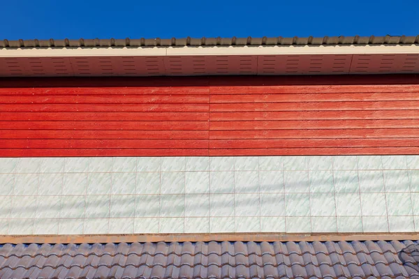 Braunes altes Dach am Himmel Hintergrund. Integrierter Hausbau. — Stockfoto