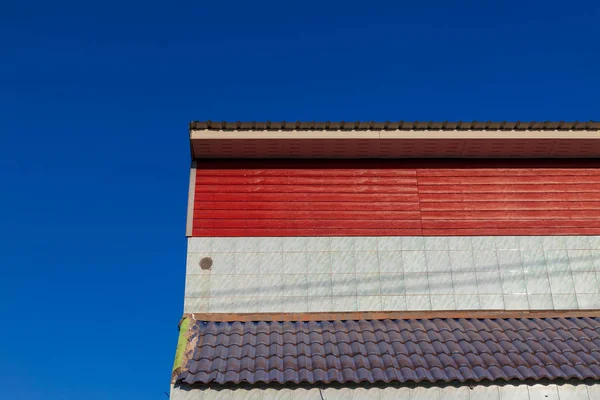 Braunes altes Dach am Himmel Hintergrund. Integrierter Hausbau. — Stockfoto